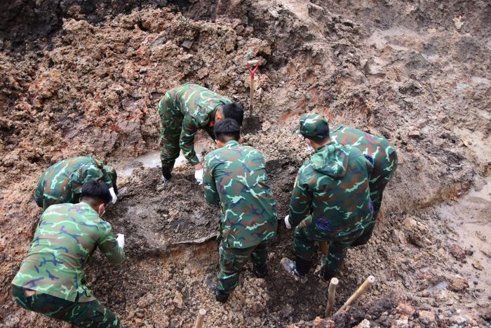 Riêng trong ngày 15/10, lực lượng tìm kiếm phát hiện, quy tập thêm 8 hài cốt liệt sĩ cùng 3 bộ di vật kèm theo.