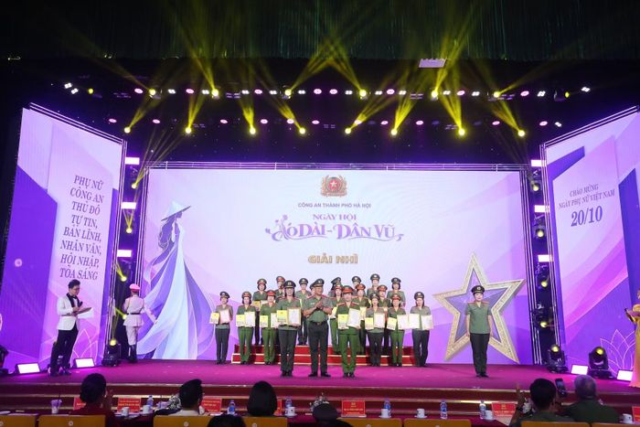 Ban Tổ chức trao giải Nhì tặng Cụm thi đua số 2 và Cụm thi đua số 9.