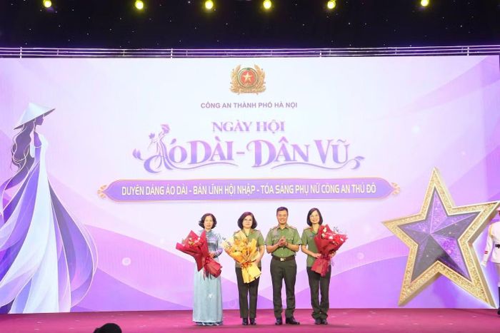 Thiếu tướng Nguyễn Ngọc Quyền, Phó Giám đốc Công an TP Hà Nội tặng hoa, chúc mừng nhân ngày phụ nữ Việt Nam.