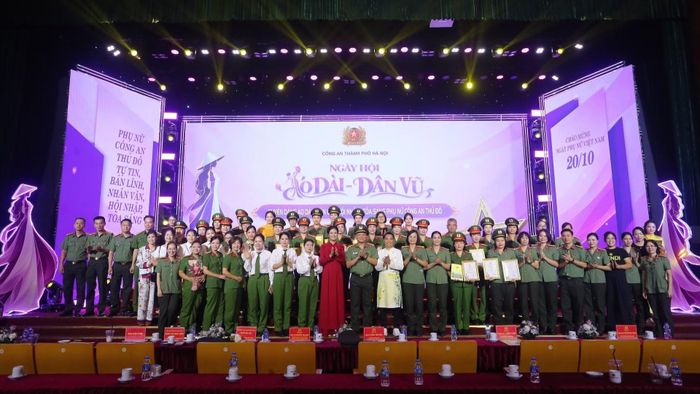 Các đại biểu tham dự ngày hội chụp ảnh lưu niệm.
