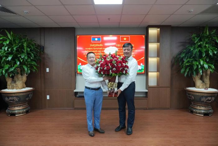Đại tá Khon-sỉ Nao-vạ-lạt, Trưởng Cơ quan đại diện Bộ Công an Lào tại Việt Nam tặng hoa chúc mừng Giám đốc Công an TP Huế Đại tá Nguyễn Đình Dương.