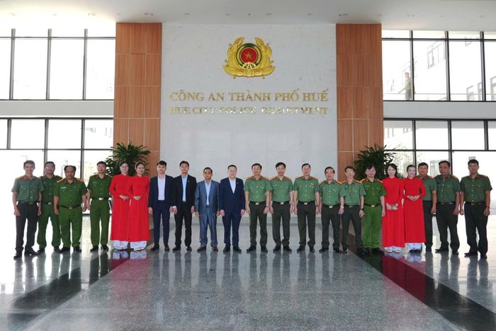 Đoàn Cơ quan đại diện Bộ Công an Lào và đoàn Công an TP Huế chụp ảnh lưu niệm.