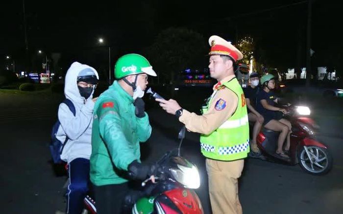 Lực lượng Cảnh sát giao thông Đồng Nai kiểm tra xe khách, kiểm tra nồng độ cồn đối với người điều khiển ô tô, xe máy. Ảnh: Công an Đồng Nai