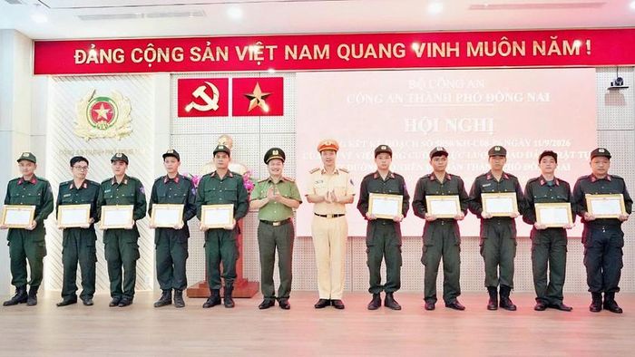 Cục Cảnh sát giao thông trao Giấy khen tặng 2 tập thể, 35 cá nhân có thành tích xuất sắc trong công tác tuần tra, kiểm soát giao thông đường bộ, góp phần bảo đảm trật tự, an toàn giao thông và giữ gìn trật tự, an toàn xã hội.