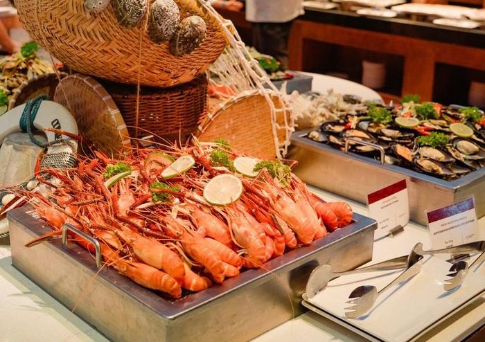 Hải sản là điểm nhấn trong buffet gần 100 món tại Sun Bavaria GastroPub, với nhiều lựa chọn được chế biến trực tiếp tại quầy.