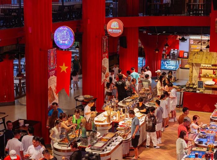 Bữa tối tại Sun Bavaria GastroPub được mở rộng với buffet gần 100 món, từ hải sản, BBQ đến các lựa chọn ẩm thực Việt Nam và quốc tế.