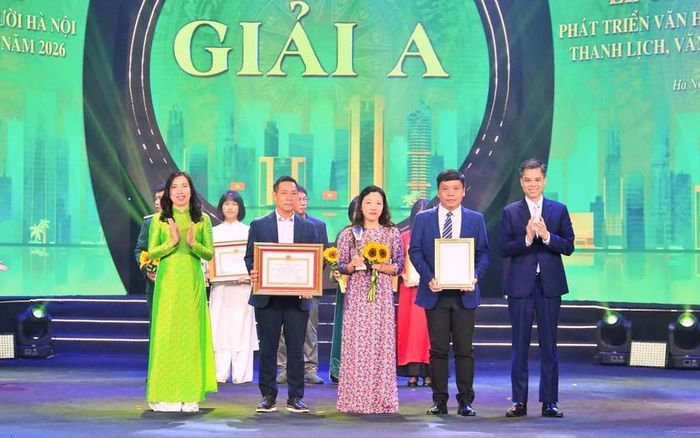 Phó Trưởng ban Tuyên giáo Trung ương Nguyễn Văn Chiến, Thứ trưởng Bộ Ngoại giao Lê Thị Thu Hằng trao giấy chứng nhận và biểu trưng cho các tác giả có tác phẩm đoạt Giải A.