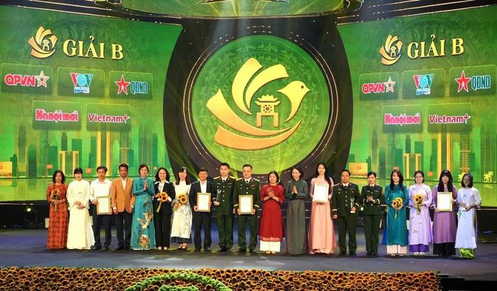 Tổng Giám đốc Thông tấn xã Việt Nam Bùi Việt Trang, Phó Chủ tịch Ủy ban nhân dân Thành phố Hà Nội Vũ Thu Hà trao chứng nhận và biểu trưng cho các tác giả đoạt Giải B Giải Báo chí về phát triển văn hóa và xây dựng người Hà Nội thanh lịch, văn minh lần thứ IX - năm 2026.