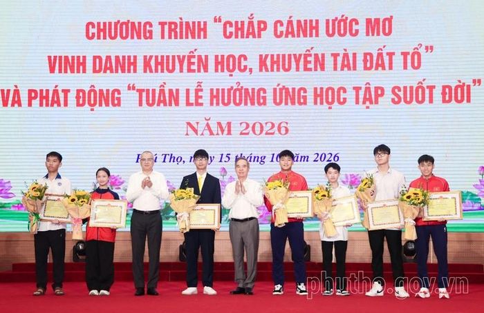 Nguyên Trưởng Ban Kinh tế Trung ương Nguyễn Văn Bình và Bí thư Tỉnh ủy Phạm Đại Dương trao Bằng khen của Chủ tịch Ủy ban nhân dân tỉnh Phú Thọ và trao thưởng cho 4 học sinh đoạt huy chương Olympic quốc tế và 3 học sinh đoạt huy chương các giải thể thao quốc tế. Ảnh: CTTĐT Phú Thọ