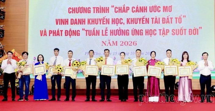 Vinh danh 11 giáo viên, huấn luyện viên bồi dưỡng học sinh đạt huy chương tại các giải quốc tế, khu vực ở lĩnh vực văn hóa, thể thao.Ảnh: CTTĐT Phú Thọ