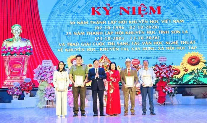 Phó Chủ tịch Thường trực Ủy ban Mặt trận Tổ quốc Việt Nam tỉnh Sơn La Nguyễn Mạnh Hùng và Chủ tịch Hội Khuyến học tỉnh Sơn La Mai Thu Hương trao Giải A cho các tác giả. 