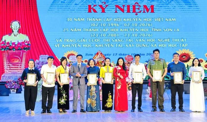Ban tổ chức trao giải C cho các tác giả có tác phẩm đạt giải.