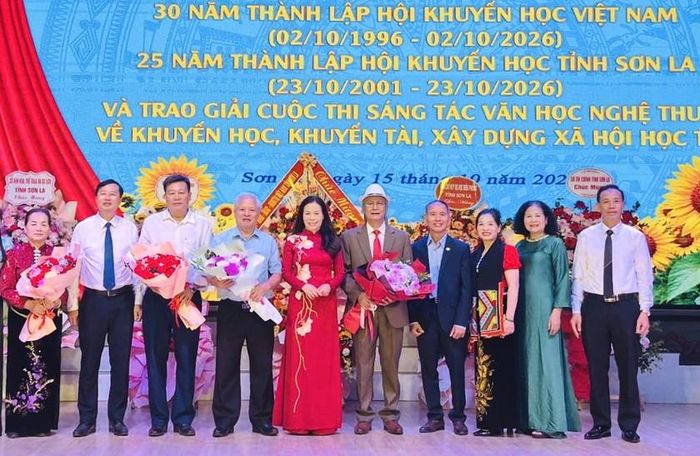 Lãnh đạo Hội Khuyến học tỉnh Sơn La tặng hoa tri ân các thế hệ cán bộ hội khuyến học.