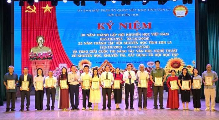 Ban tổ chức trao giải C cho các tác giả có tác phẩm đạt giải.