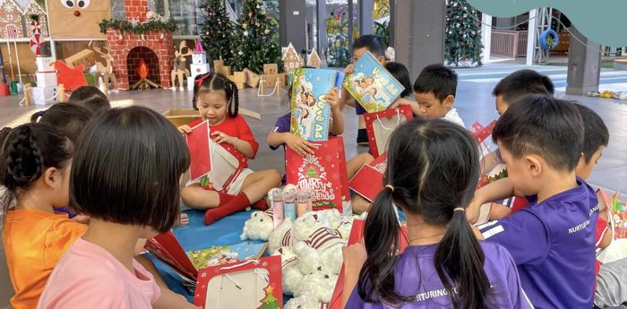 Điểm sáng của chương trình là mỗi em học sinh được trực tiếp tham gia vào các hoạt động gây quỹ, chuẩn bị các phần quà trao tay cho các bạn kém may mắn hơn.