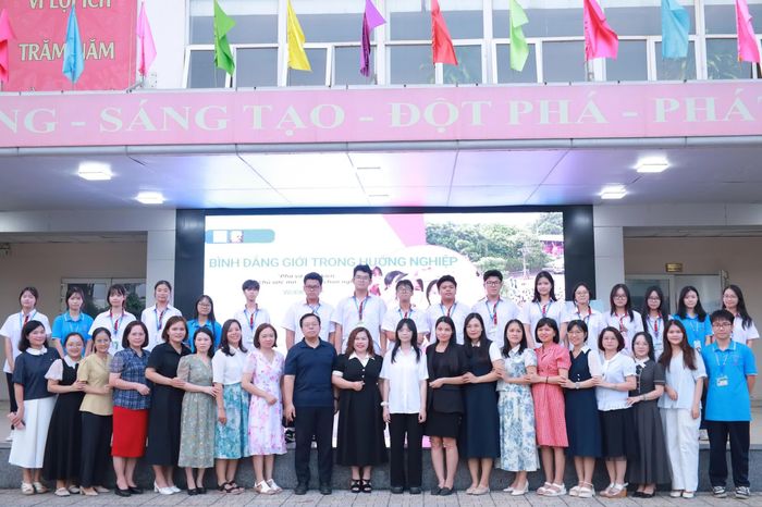 Tập thể giáo viên Trường PTTH Xuân Phương cùng chuyên gia Quyền trẻ em Lê Thị Thu Hà và HS Nguyễn Thị Minh Tâm - Sáng lập Dự án “Bình đẳng giới trong hướng nghiệp”
