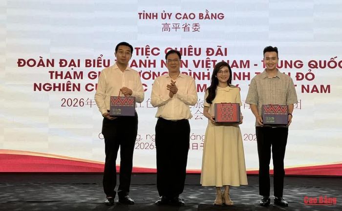 Đồng chí Vũ Hồng Quang, Phó Bí thư Tỉnh ủy, Chủ tịch Ủy ban MTTQ tặng quà lưu niệm lãnh đạo Trung ương Đoàn và Đoàn đại biểu Trung Quốc.