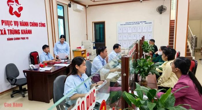 Cán bộ Trung tâm Phục vụ hành chính công xã Trùng Khánh hướng dẫn người dân thực hiện thủ tục hành chính.