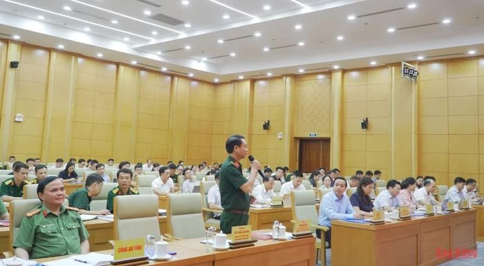 Đại tá Phạm Văn Tạo, Chỉ huy trưởng Bộ Chỉ huy Quân sự tỉnh phát biểu ý kiến tại hội nghị.