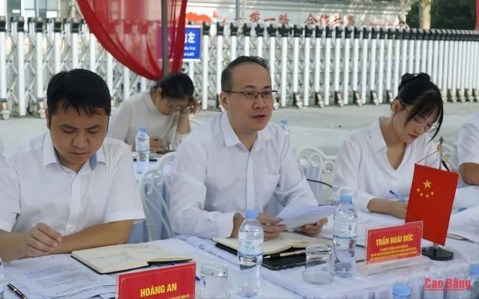 Cục trưởng Cục Thương vụ Thành phố Bách Sắc Trần Hoài Đức trao đổi tại buổi hội đàm.