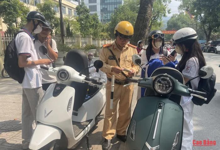 Phòng Cảnh sát giao thông tăng cường kiểm tra đối với học sinh.