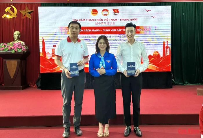 Đại biểu thanh niên Việt Nam - Trung Quốc trao quà lưu niệm.