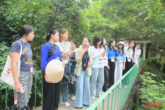 Đoàn đại biểu thanh niên Việt Nam và Trung Quốc tham quan, tìm hiểu các địa điểm tại Khu di tích quốc gia đặc biệt Pác Bó.