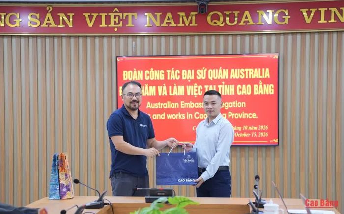 Nhân dịp này, hai bên trao quà lưu niệm, mong muốn tăng cường quan hệ hợp tác trong thời gian tới.