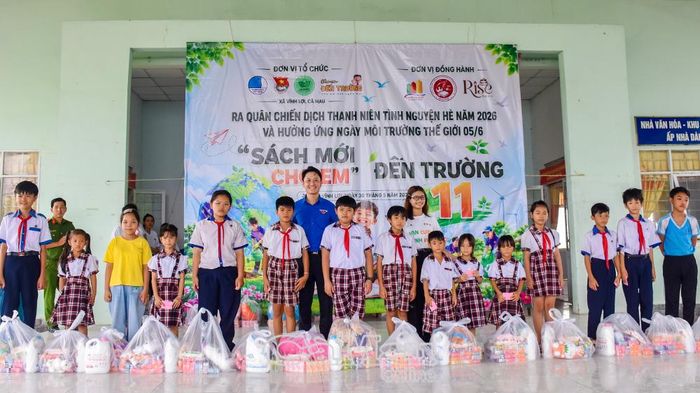 Ðồng hành cùng học sinh có hoàn cảnh khó khăn, các cấp Hội Liên hiệp Thanh niên đã phối hợp tổ chức nhiều hoạt động ý nghĩa như trao học bổng, dụng cụ học tập, xe đạp.
