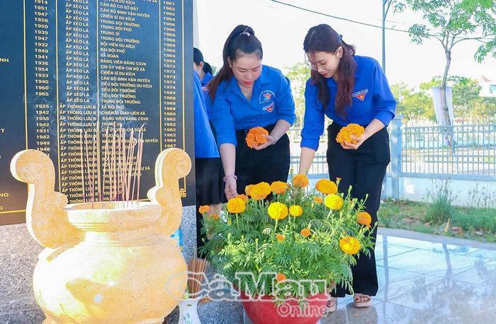 Thanh niên xã Vĩnh Lợi duy trì hoạt động chăm sóc Bia ghi danh các anh hùng liệt sĩ, thể hiện đạo lý “Uống nước nhớ nguồn”.