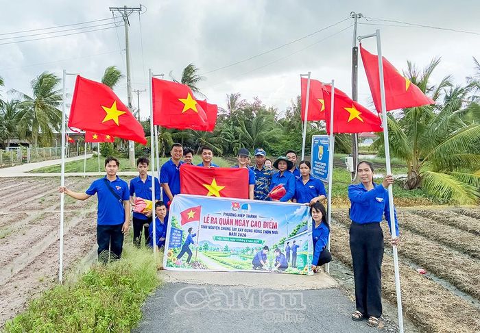 Ðoàn viên, thanh niên phường Hiệp Thành ra quân ngày cao điểm tình nguyện chung tay xây dựng nông thôn mới.