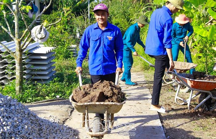 Phát huy sức trẻ, thanh niên tham gia sửa chữa lộ nông thôn, tạo điều kiện đi lại thuận lợi cho người dân.