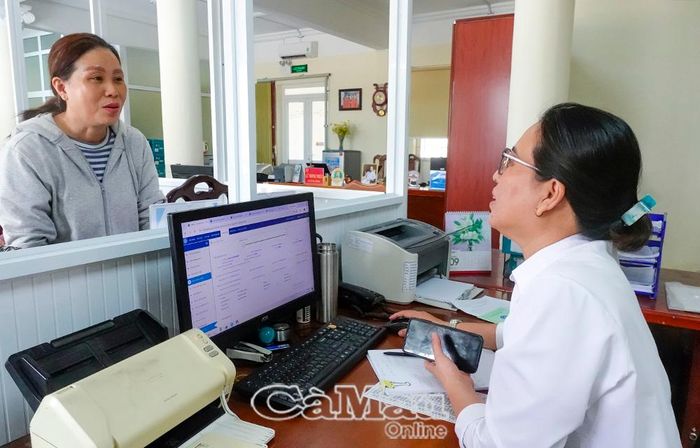 Hướng dẫn tận tình, giải quyết thủ tục nhanh chóng là cách Trung tâm Phục vụ hành chính công xã Năm Căn cụ thể hoá trách nhiệm phục vụ Nhân dân.