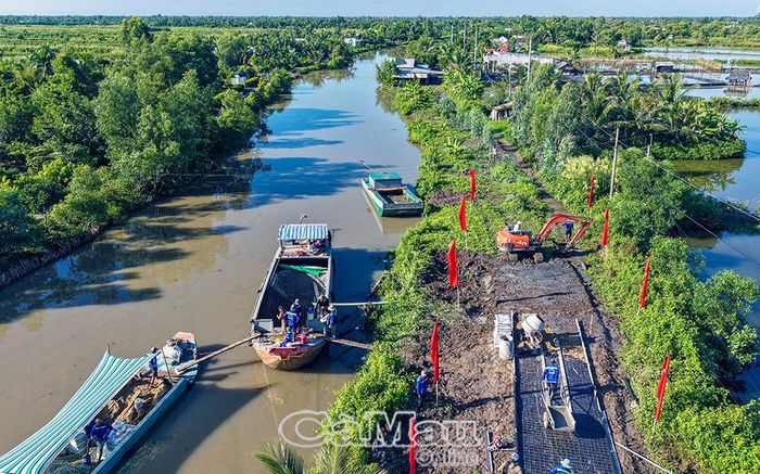 Tuyến đường Đìa Ao dài hơn 2,2 km, chạy dọc kênh Quảng Sanh, khi hoàn thành sẽ tăng cường kết nối giao thông giữa các ấp và tạo thuận lợi cho việc đi lại, giao thương của người dân.