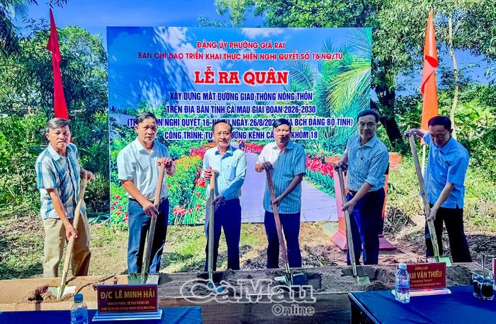 Đồng chí Phạm Văn Thiều, Phó Bí thư Tỉnh uỷ, Chủ tịch HĐND tỉnh, cùng lãnh đạo phường Giá Rai và đơn vị thi công thực hiện nghi thức khởi công xây dựng tuyến đường.