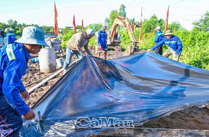 Đơn vị thi công huy động nhân lực, thiết bị và vật tư, khẩn trương triển khai xây dựng tuyến đường Đìa Ao.