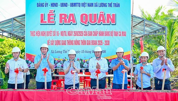 Đồng chí Đặng Văn Dũng, Uỷ viên Ban Chấp hành Trung ương Đảng, Phó Bí thư Thường trực Tỉnh uỷ (thứ ba từ trái sang), cùng lãnh đạo Xã Lương Thế Trân và đơn vị thi công thực hiện nghi thức khởi công tuyến đường Đìa Ao, ấp Nhà Phấn.