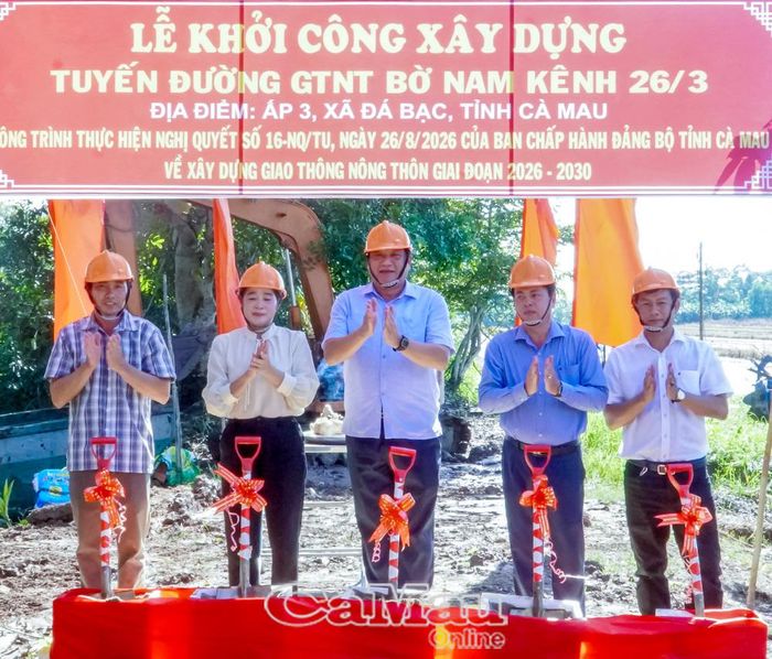Phó Chủ tịch Thường trực UBND tỉnh Lâm Văn Bi (giữa) và lãnh đạo xã Đá Bạc thực hiện nghi thức khởi công xây dựng tuyến đường bờ Nam kênh 26 tháng 3.