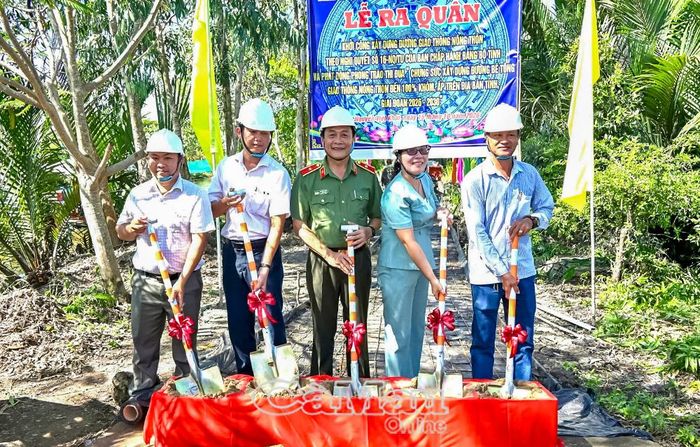 Các đại biểu cùng lực lượng tham gia thực hiện nghi thức khởi công tuyến đường Rạch Mới, ấp Quảng Phú.