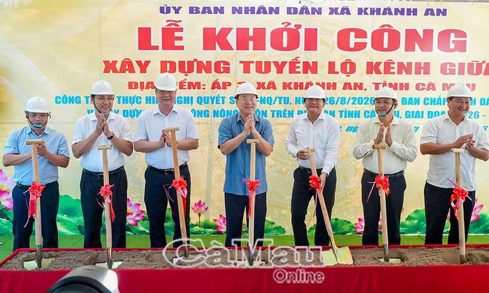 Bí thư Tỉnh uỷ Nguyễn Hồ Hải cùng các đại biểu thực hiện nghi thức động thổ, khởi công tuyến lộ Kênh Giữa, Ấp 3, xã Khánh An.