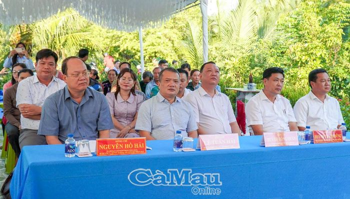 Bí thư Tỉnh uỷ Nguyễn Hồ Hải (bìa trái) và đại biểu tham dự buổi lễ ra quân tại xã Khánh An.