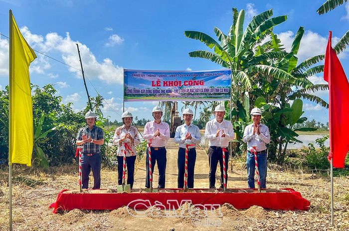 Phó Bí thư Tỉnh uỷ, Chủ tịch Uỷ ban MTTQ Việt Nam tỉnh Cà Mau Hồ Thanh Thuỷ (thứ ba từ phải sang) cùng lãnh đạo xã Vĩnh Lợi thực hiện nghi thức khởi công tuyến đường Ông Hồng - cầu Ba Tiền.