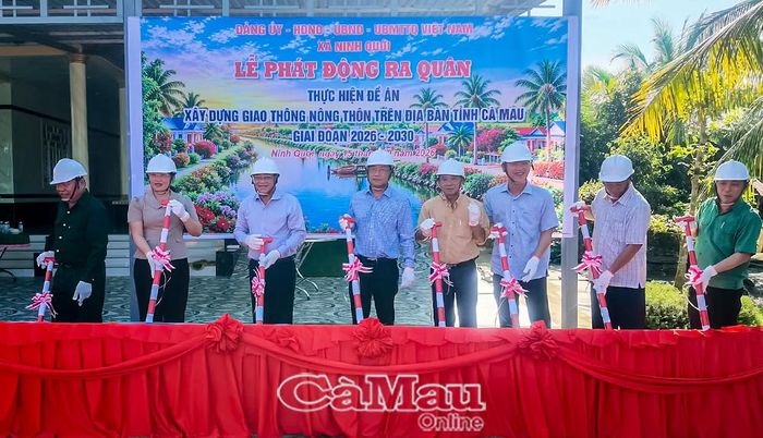 Các đại biểu thực hiện nghi thức khởi công.