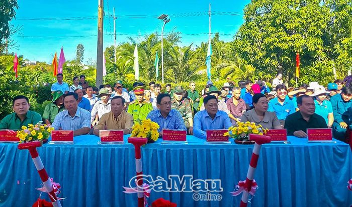 Đồng chí Bùi Tấn Bảy, Uỷ viên Ban Thường vụ Tỉnh uỷ, Phó Chủ tịch HĐND tỉnh Cà Mau, cùng đại biểu dự lễ phát động ra quân xây dựng giao thông nông thôn tại xã Ninh Quới.