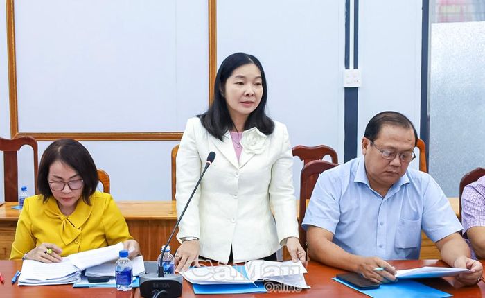 Bà Cao Xuân Thu Ngọc, Phó Giám đốc Báo và phát thanh, truyền hình Cà Mau, thành viên Đoàn giám sát, góp ý về tính đầy đủ, chính xác của số liệu, nhất là thực trạng thừa, thiếu các thiết chế văn hoá, thể thao trên địa bàn xã.