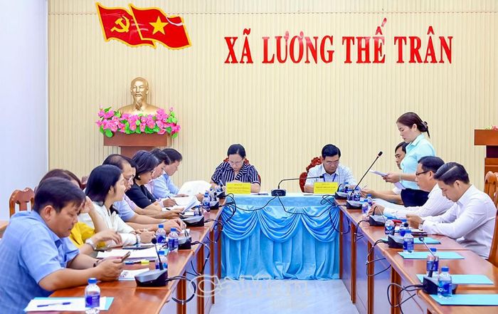 Đại diện địa phương báo cáo công tác đầu tư, quản lý, khai thác và phát huy hiệu quả các thiết chế văn hoá, thể thao trên địa bàn.
