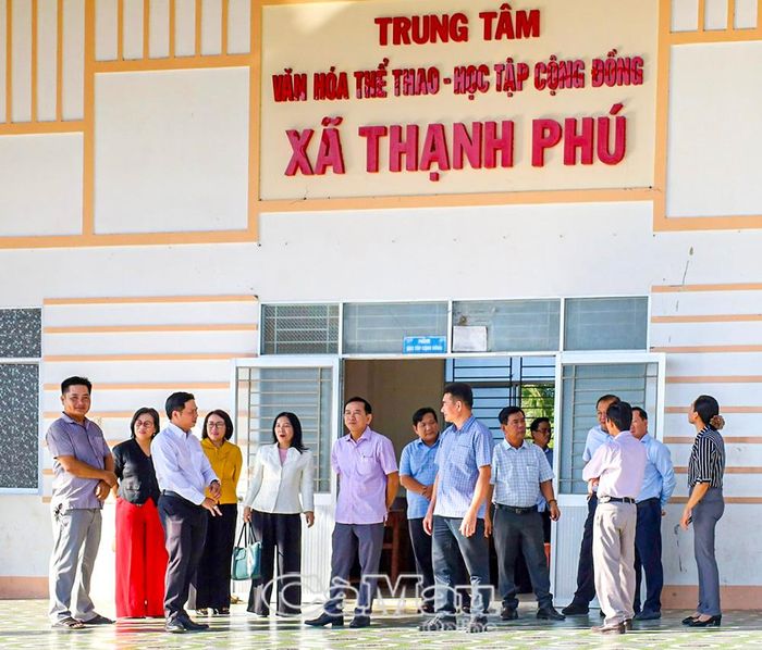 Đoàn giám sát khảo sát cơ sở vật chất Trung tâm Văn hoá, Thể thao và Học tập cộng đồng trước đây tại ấp Thạnh Phú, hiện được bố trí làm nơi sinh hoạt của chi bộ ấp.