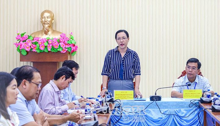 Bà Trần Thị Huỳnh Dao, Trưởng ban Văn hoá - Xã hội HĐND tỉnh, Trưởng đoàn giám sát, đề nghị địa phương nâng cao hiệu quả quản lý, khai thác cơ sở vật chất hiện có, ưu tiên sửa chữa, nâng cấp các hạng mục xuống cấp.