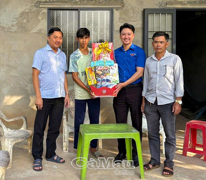 Anh Ngô Quốc Quận thăm hỏi, động viên thanh niên vượt khó, vươn lên trong cuộc sống.