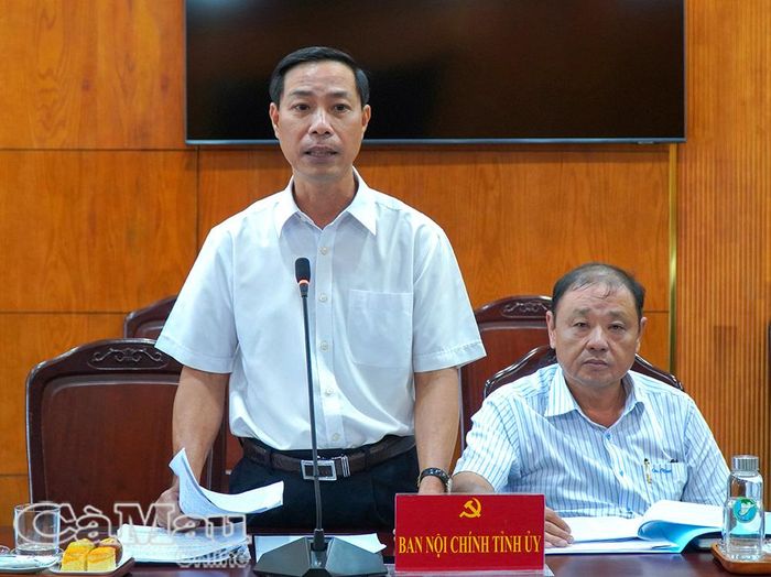 Đồng chí Huỳnh Chí Kiên, Phó Trưởng ban Thường trực Ban Nội chính Tỉnh uỷ, báo cáo tình hình tiếp nhận, phân loại và xử lý đơn thư khiếu nại, tố cáo trên địa bàn tỉnh.